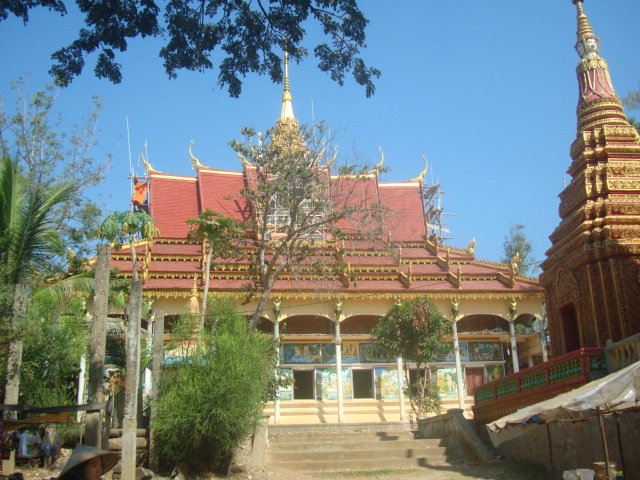 A photo of a building in Kompong Phluk during the dry season