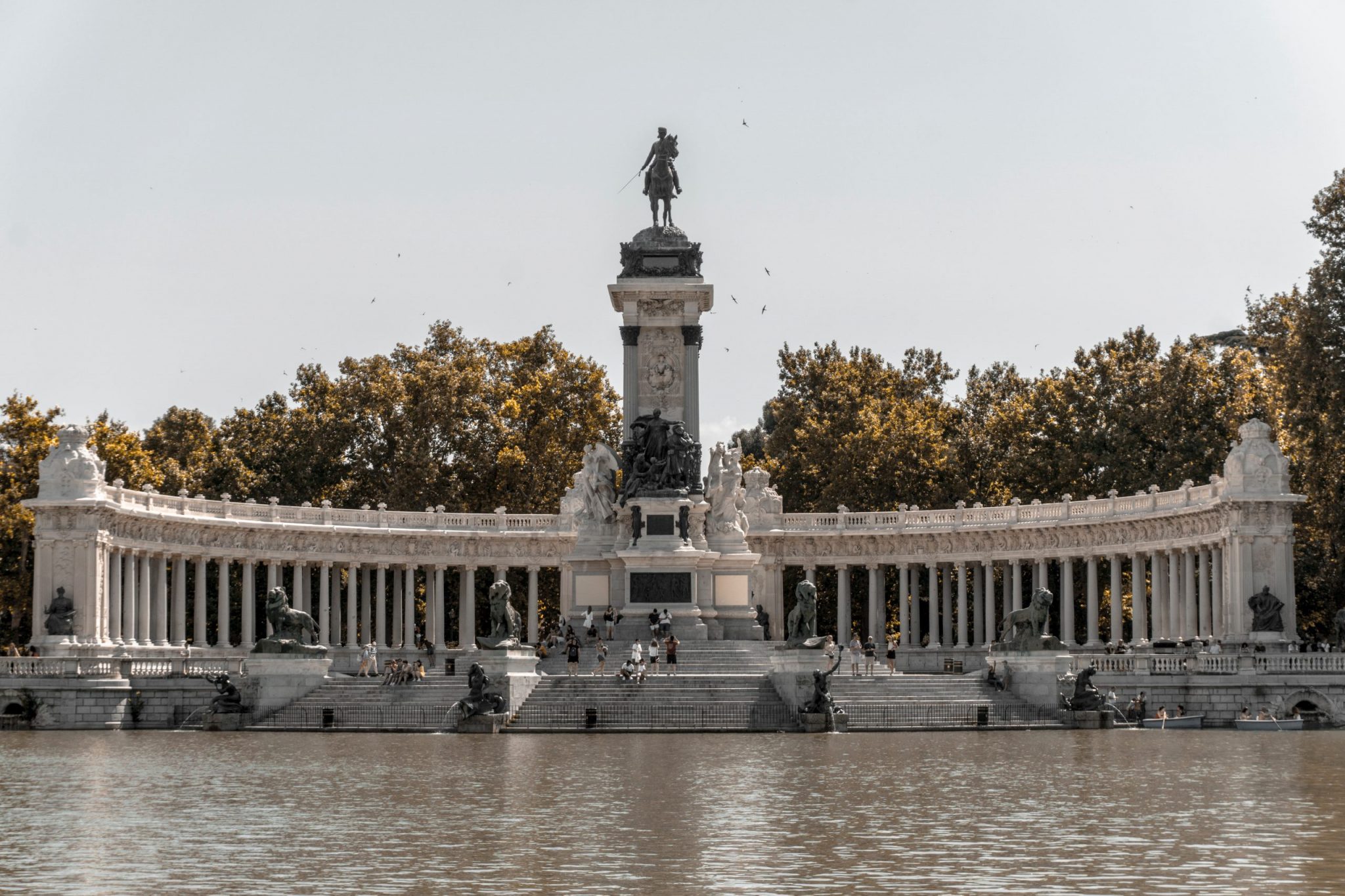 A photo of the pond at Buen Retiro Park in Madrid, Spain